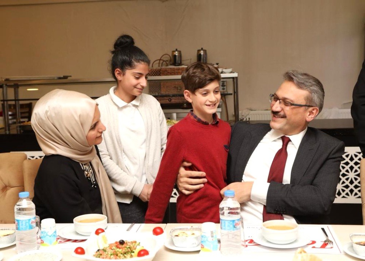Vali Ekinci, Koruyucu Aile ve Çocuklarla Bir Araya Geldi