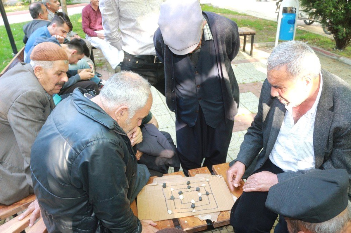 70\'lik Dedelerin Dokuz Taş Oynama Heyecanı
