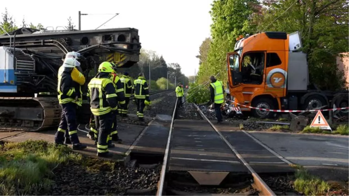 Almanya\'da Yolcu Treni, Tır\'la Çarpıştı: 1\'i Ağır 20 Yaralı