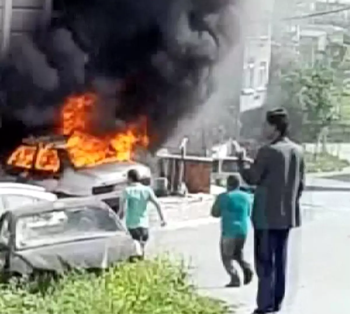 Arnavutköy\'de Park Halindeki Araç Alev Alev Yandı