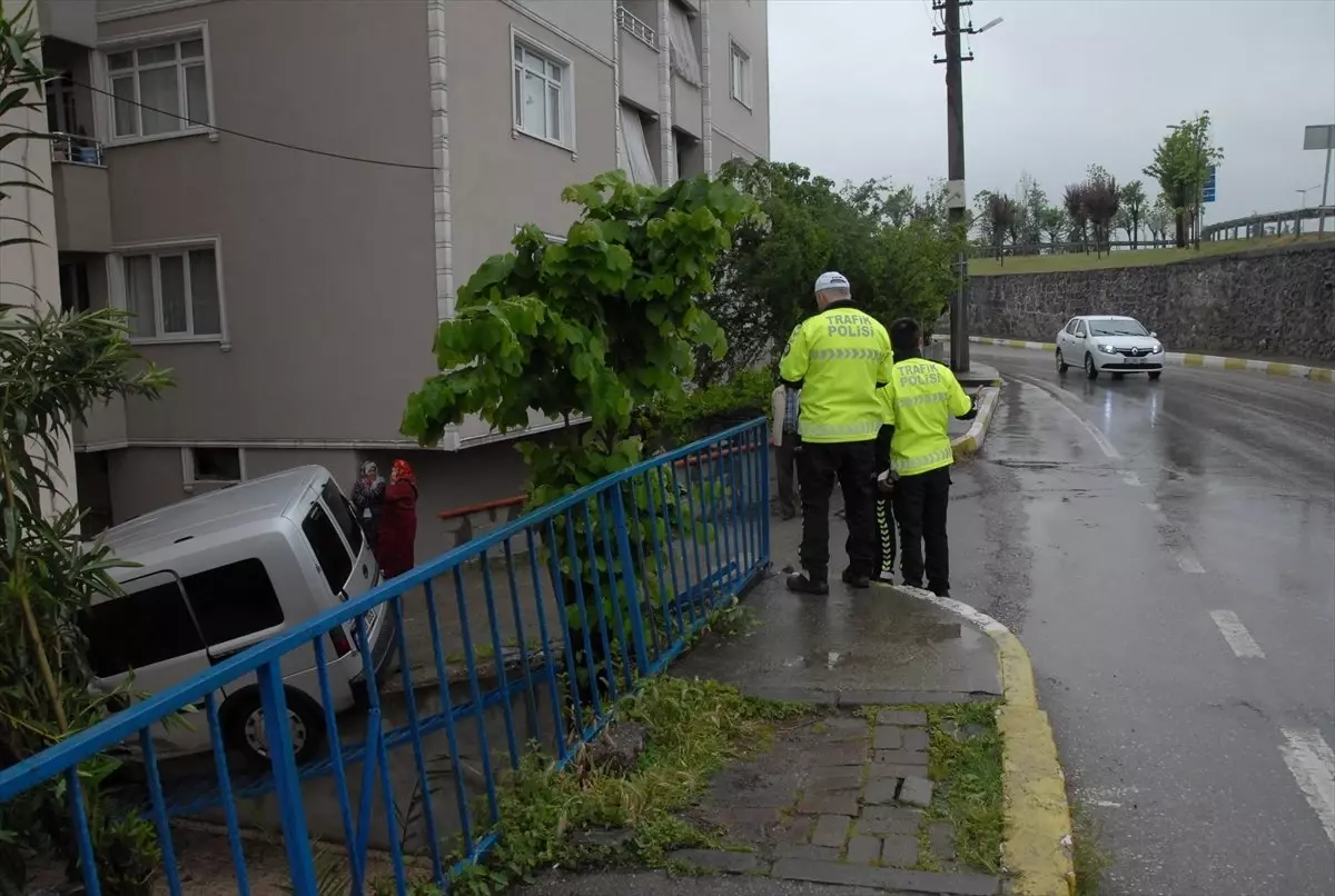 Bariyerleri Aşıp Binaya Çarpan Aracın Sürücüsü Yaralandı