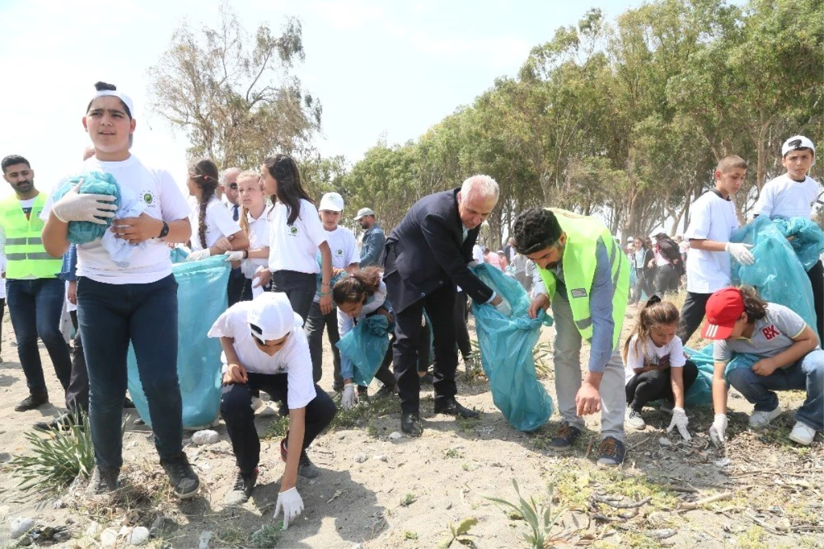 Başkan Gültak, Yabancı Öğrencilerle Birlikte Kazanlı Sahilinde Çöp Topladı