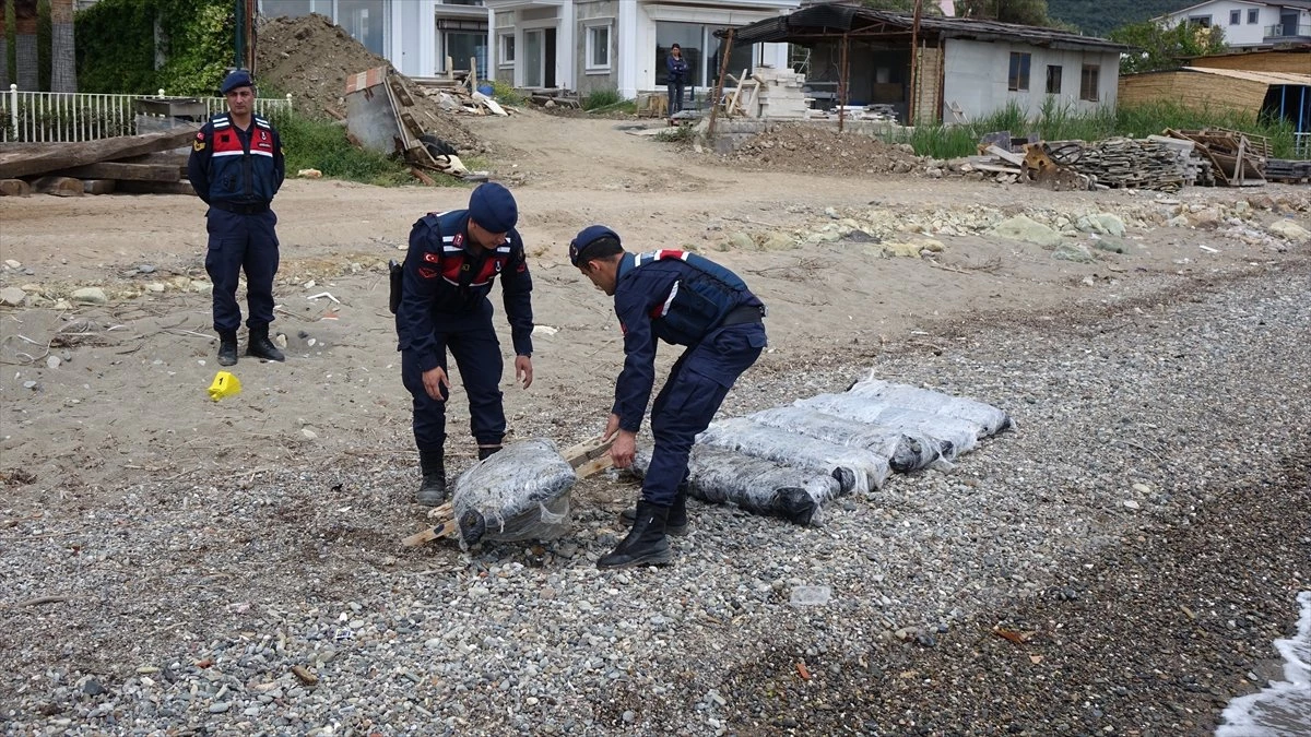 Batan Teknedeki 140 Kilogram Uyuşturucu Sahile Vurdu