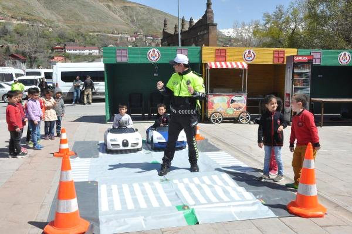 Bitlis\'te Polisten Miniklere Trafik Eğitimi