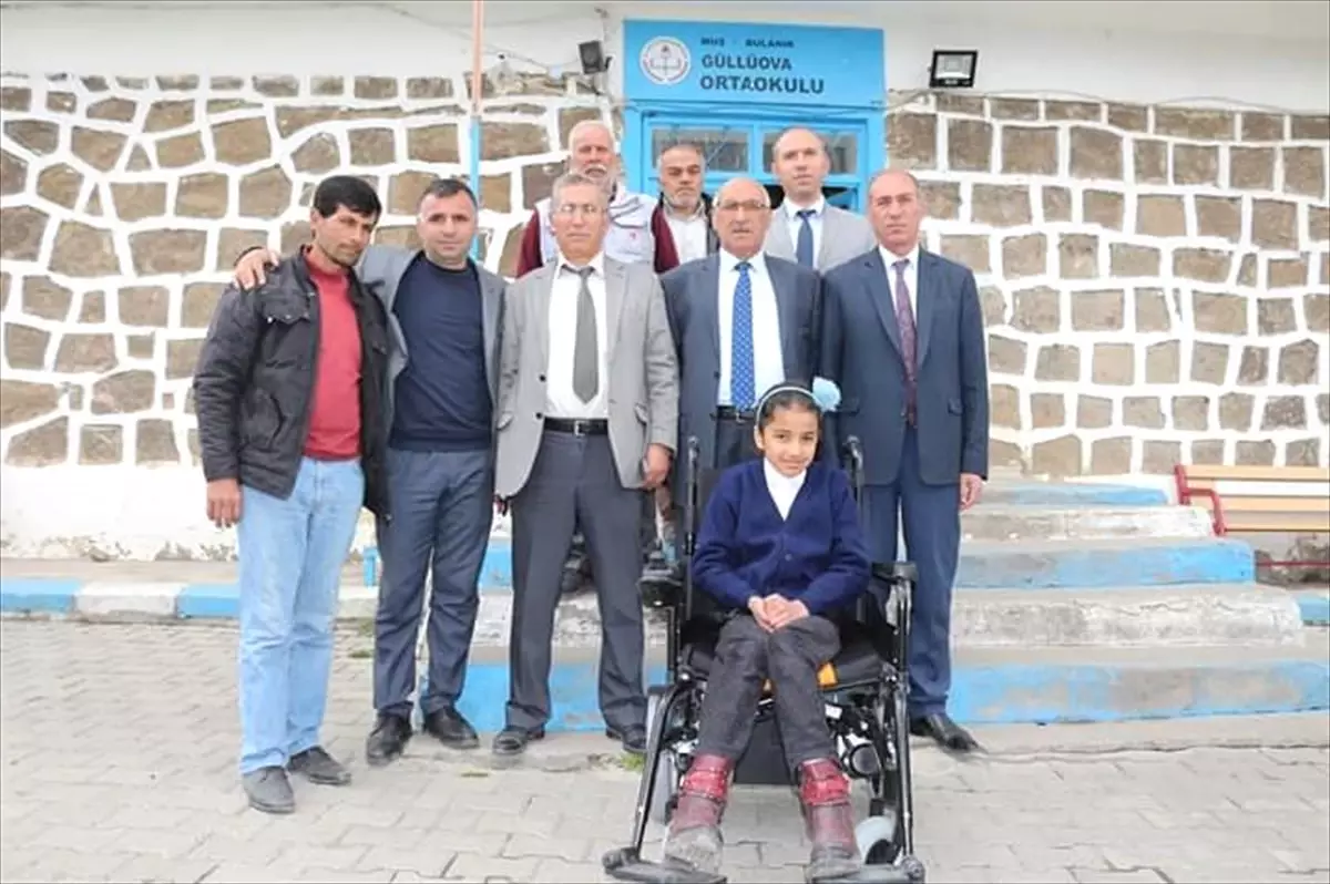 Bulanık\'ta Engelli Öğrenciye Tekerlekli Sandalye Desteği