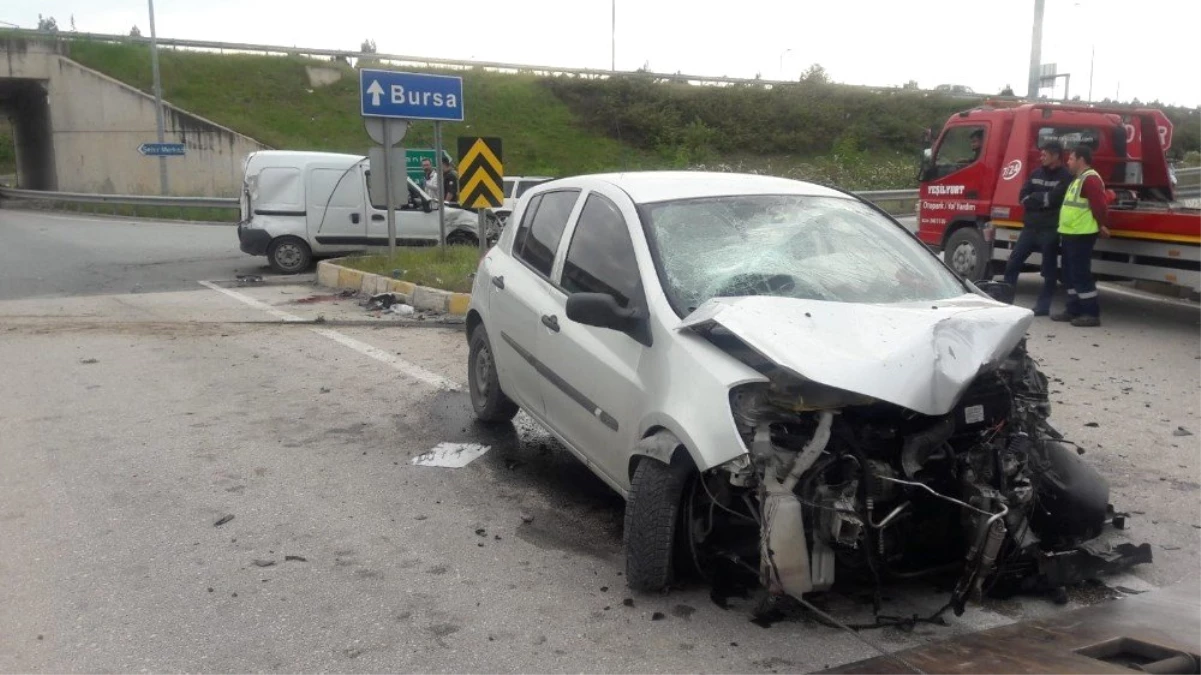 Bursa\'da Trafik Kazası: 1 Ölü, 2 Yaralı