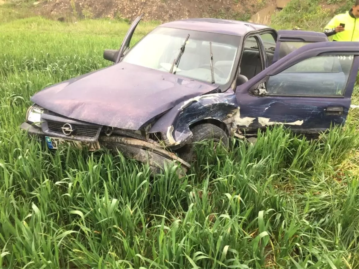 Çarpışan İki Otomobilden Biri Araziye Uçtu: 6 Yaralı