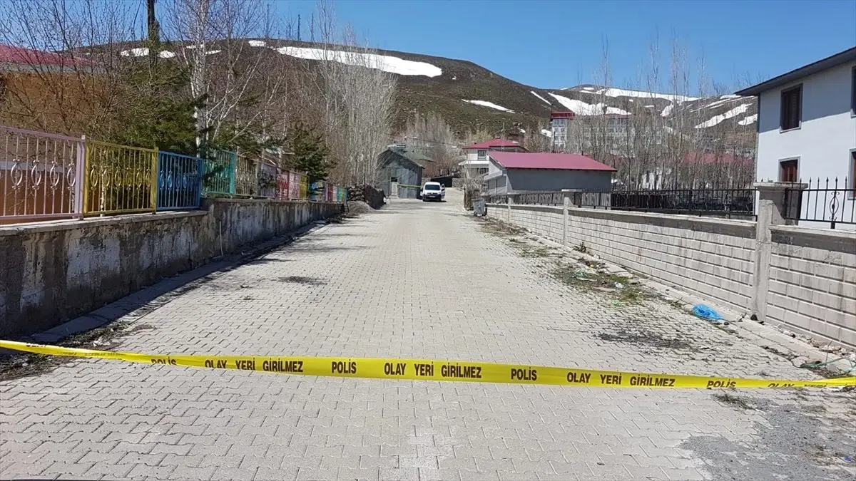 Cinnet Getiren Kişi Eşini ve Oğlunu Öldürdü, İki Oğlunu Yaraladı