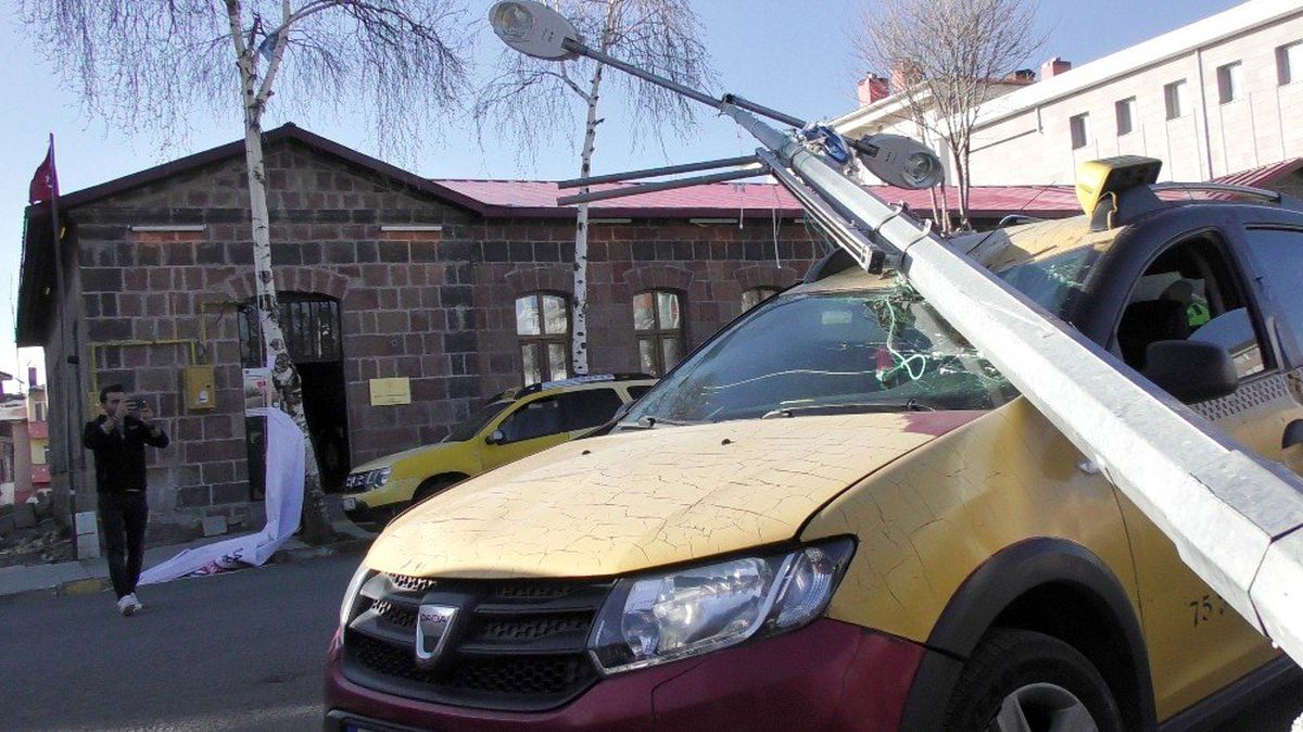 Elektrik Direği Taksinin Üzerine Devrildi