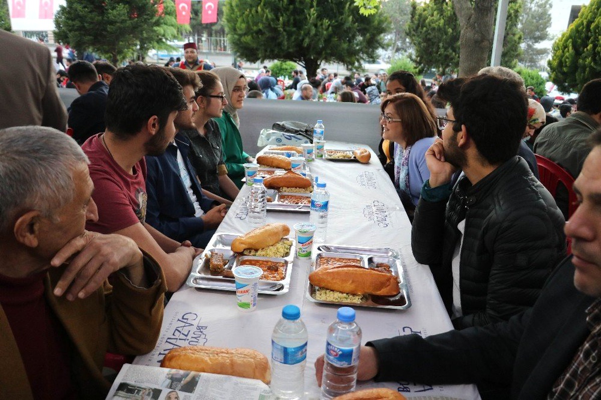 Fatma Şahin Kardeşlik Sofrasında Vatandaşla İftarını Açtı