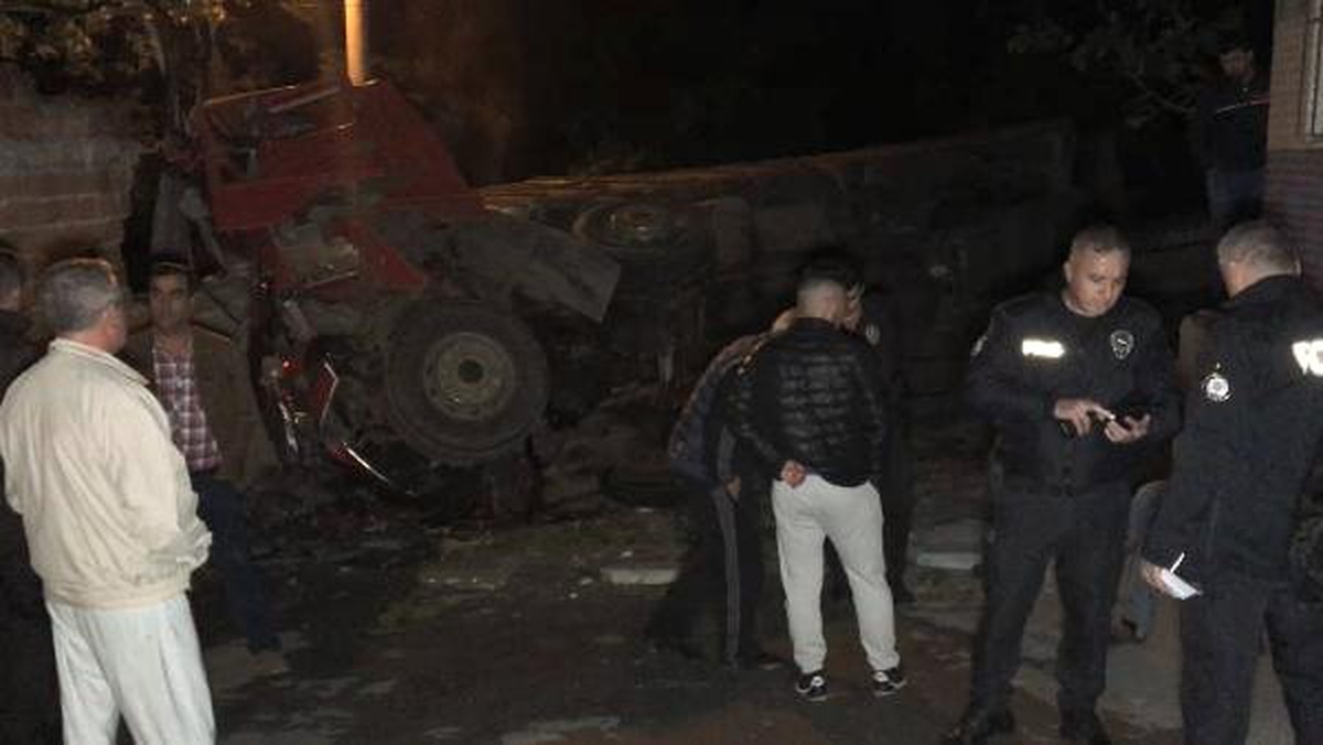 Freni Boşalan Tuğla Yüklü Kamyon, Eve Çarpıp Yan Yattı: 1 Yaralı