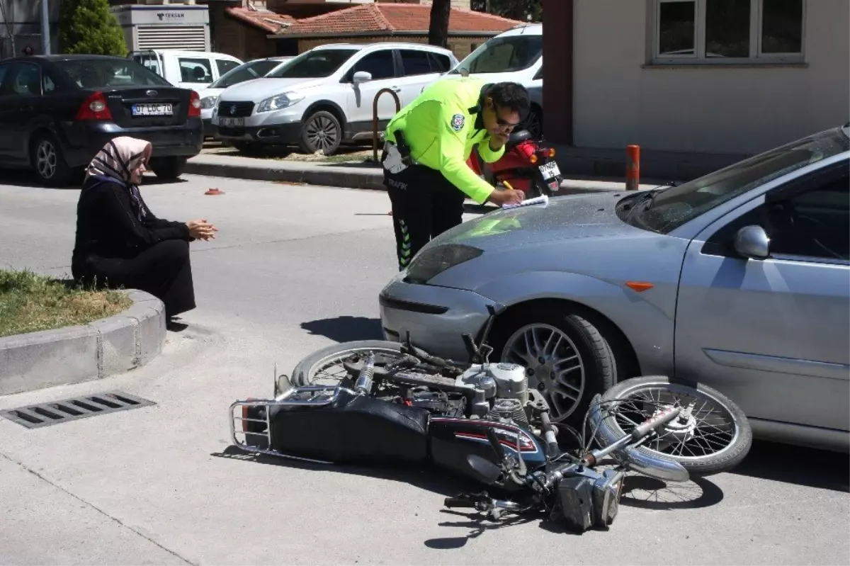 Hastane Girişinde Trafik Kazası: 1 Yaralı