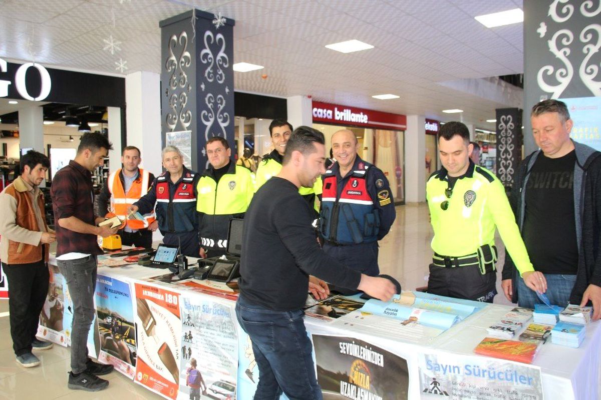 İş Merkezi Önünde Trafik Standı Açtılar