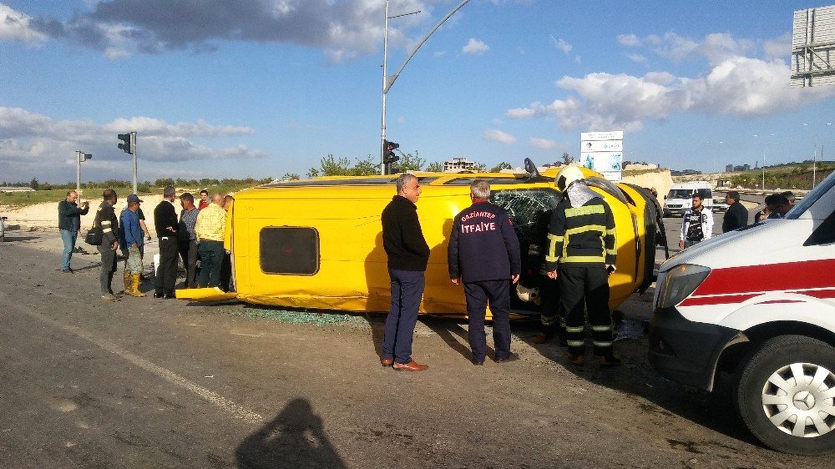 İşçi Servisi ile Otomobil Çarpıştı: 14 Yaralı