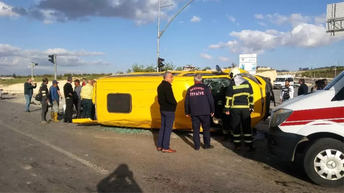 İşçi Servisi ile Otomobil Çarpıştı: 14 Yaralı