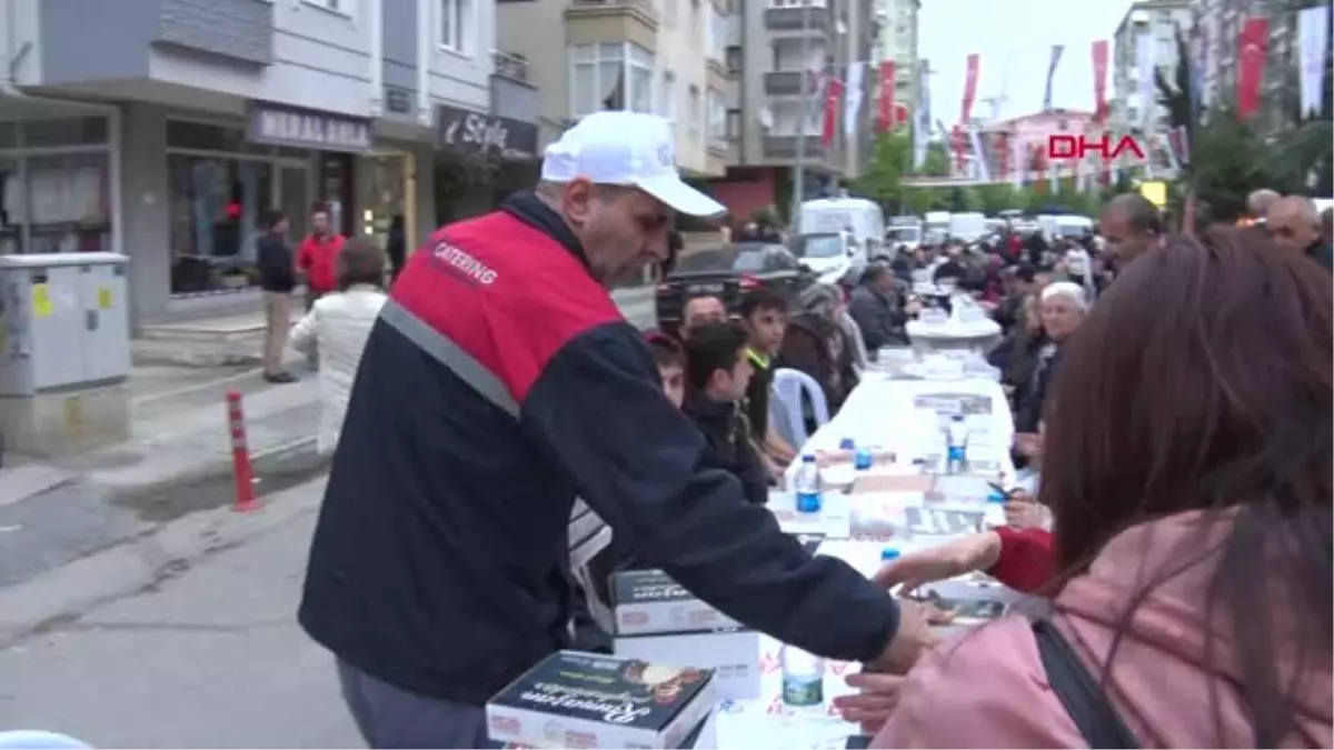 İstanbul 2 Bin Ataşehirli Aynı Sofra Etrafında İftar Yaptı