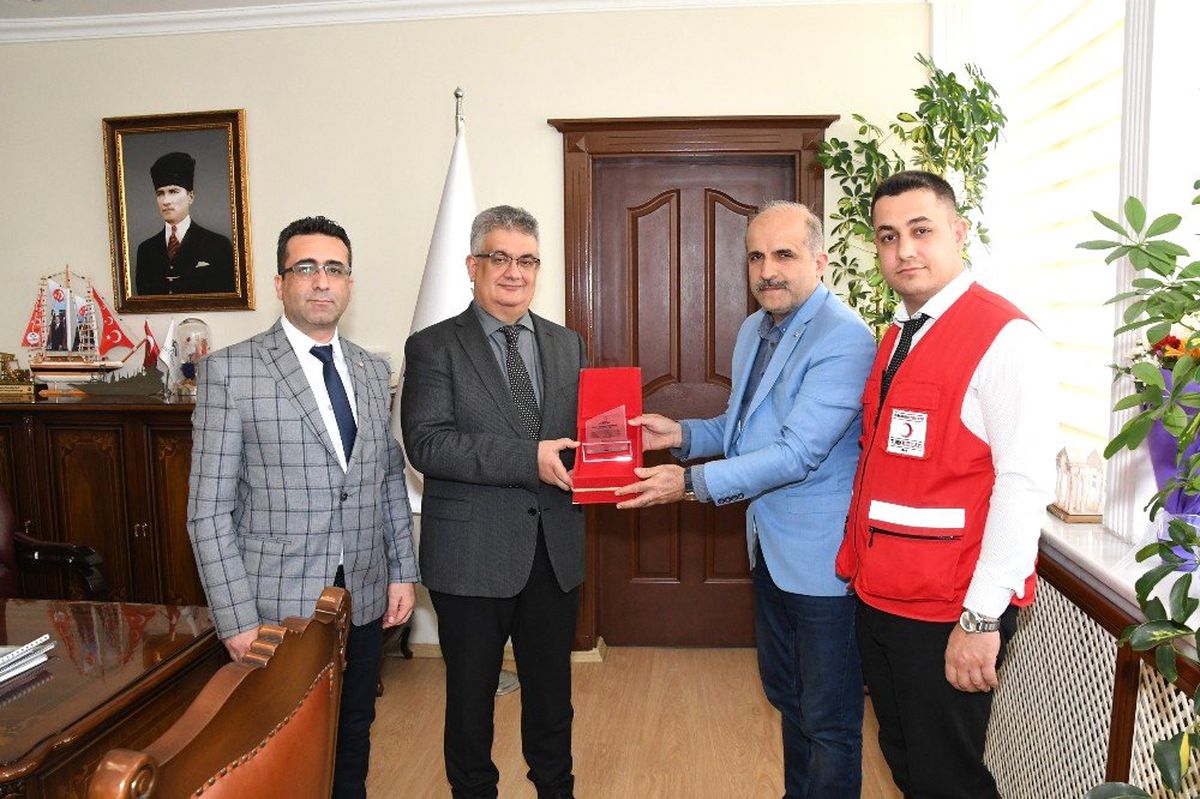 Kızılay\'dan Vali Pekmez\'e Teşekkür Plaketi
