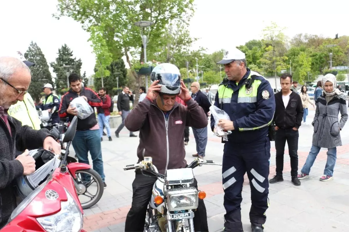 Konya\'da Motosiklet Sürücülerine Kask Dağıtıldı