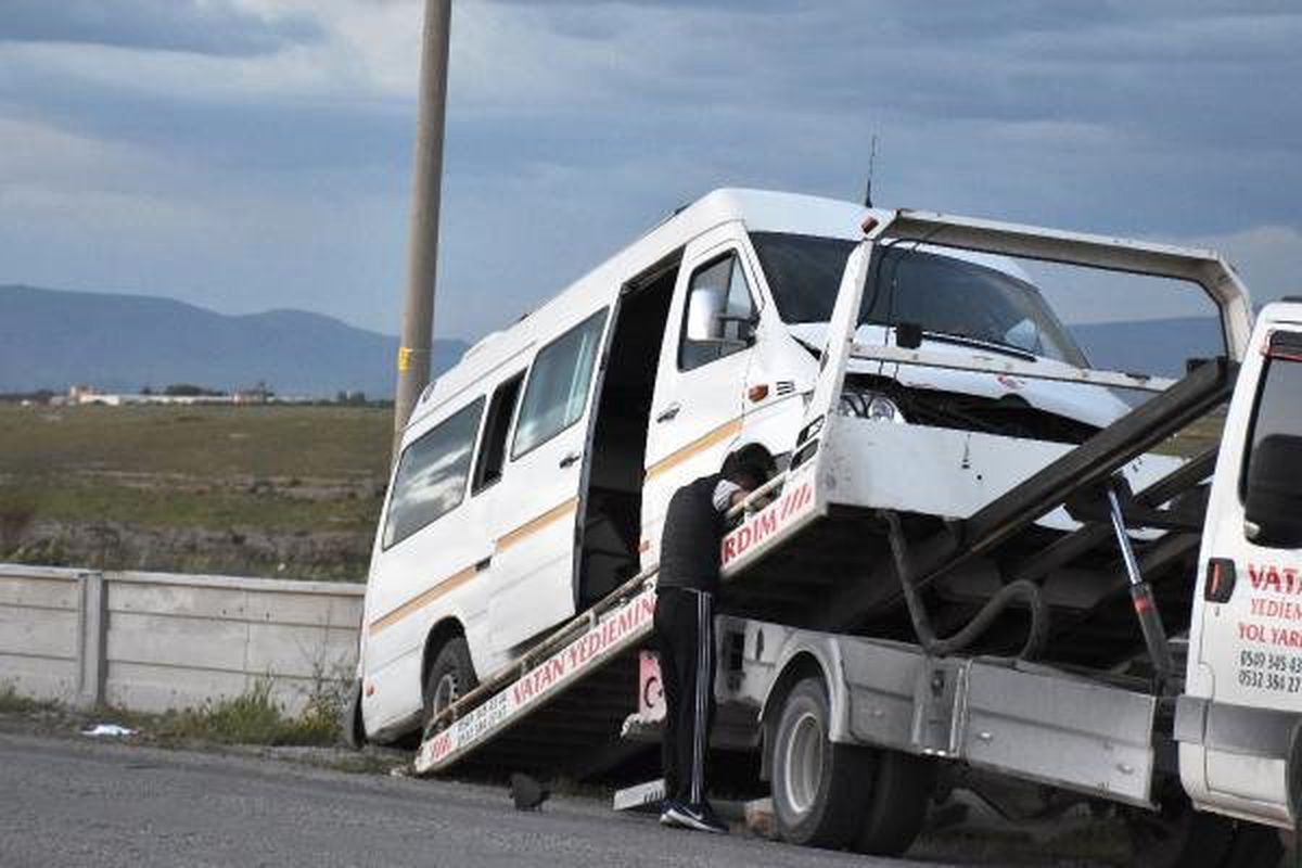 Malatya\'da İşçileri Taşıyan Minibüs Duvara Çarptı: 10 Yaralı