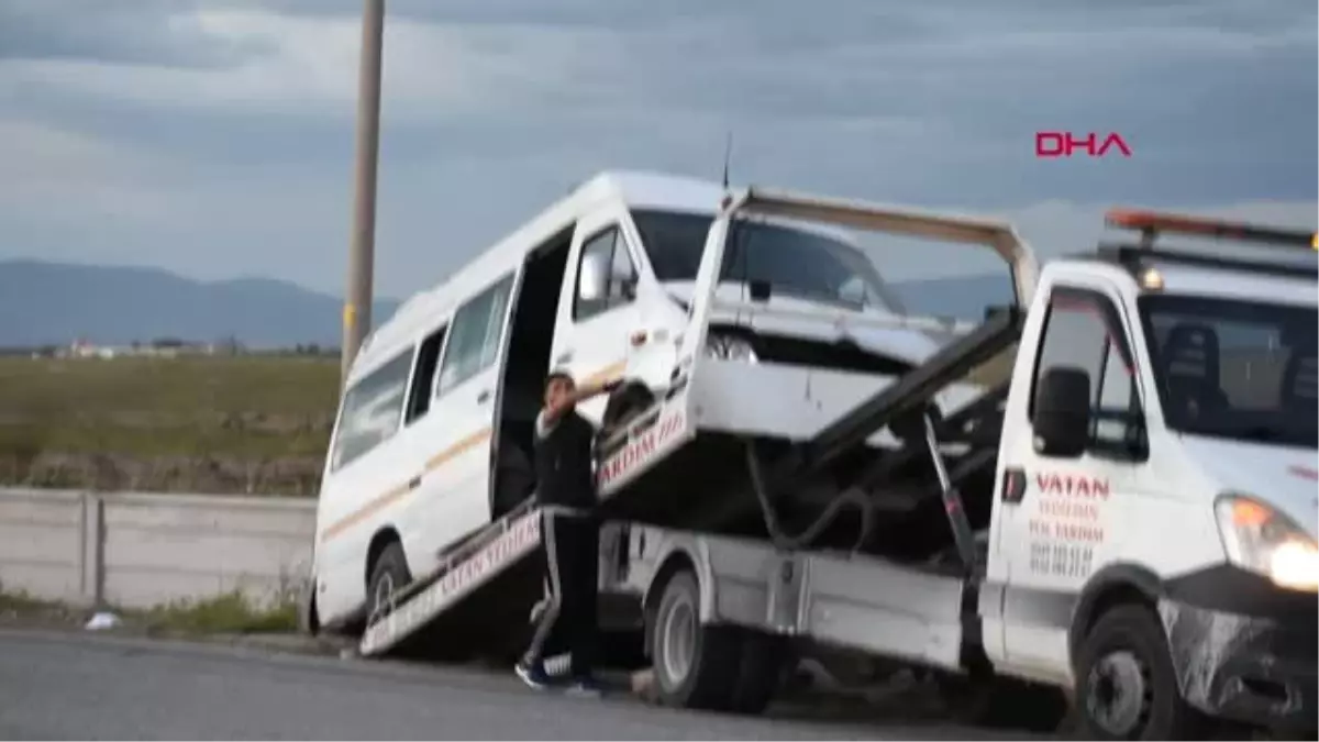 Malatya\'da İşçileri Taşıyan Minibüs Duvara Çarptı: 10 Yaralı