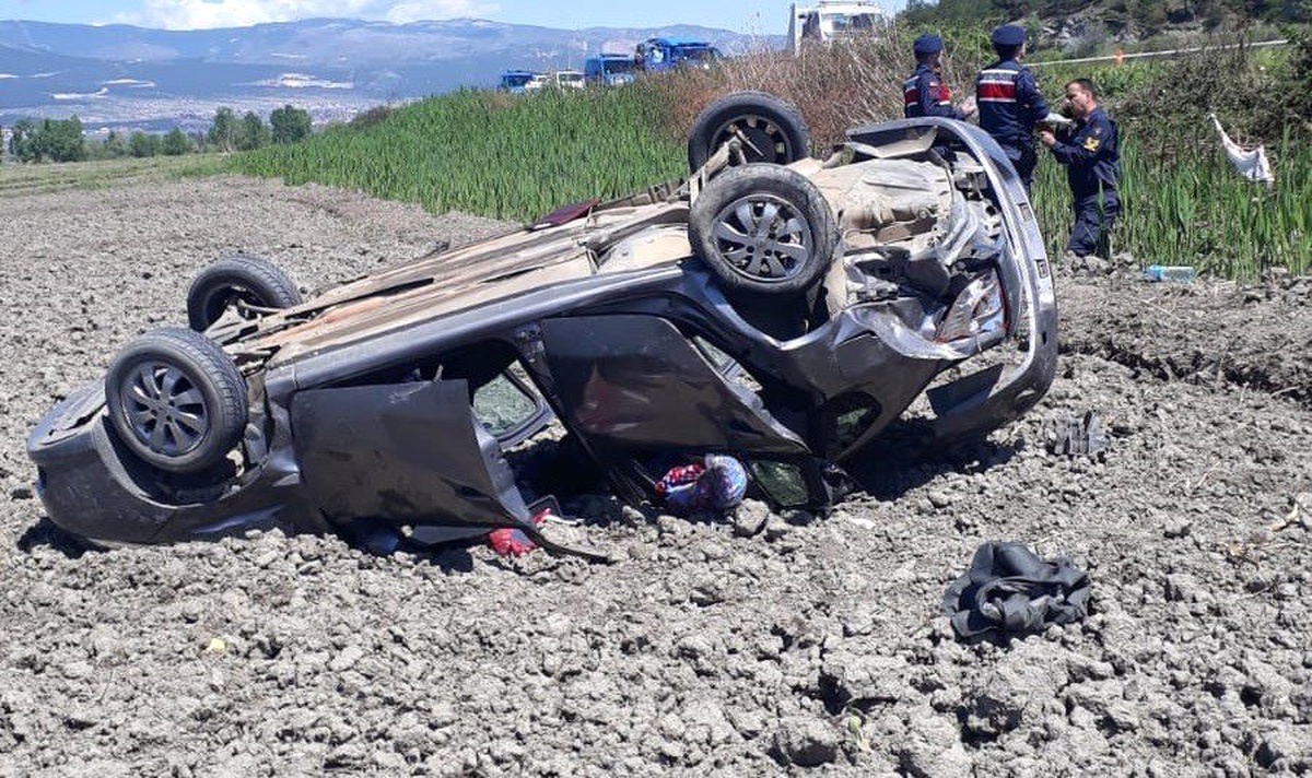 Otomobil Tarlaya Uçtu: 1 Ölü, 3 Yaralı