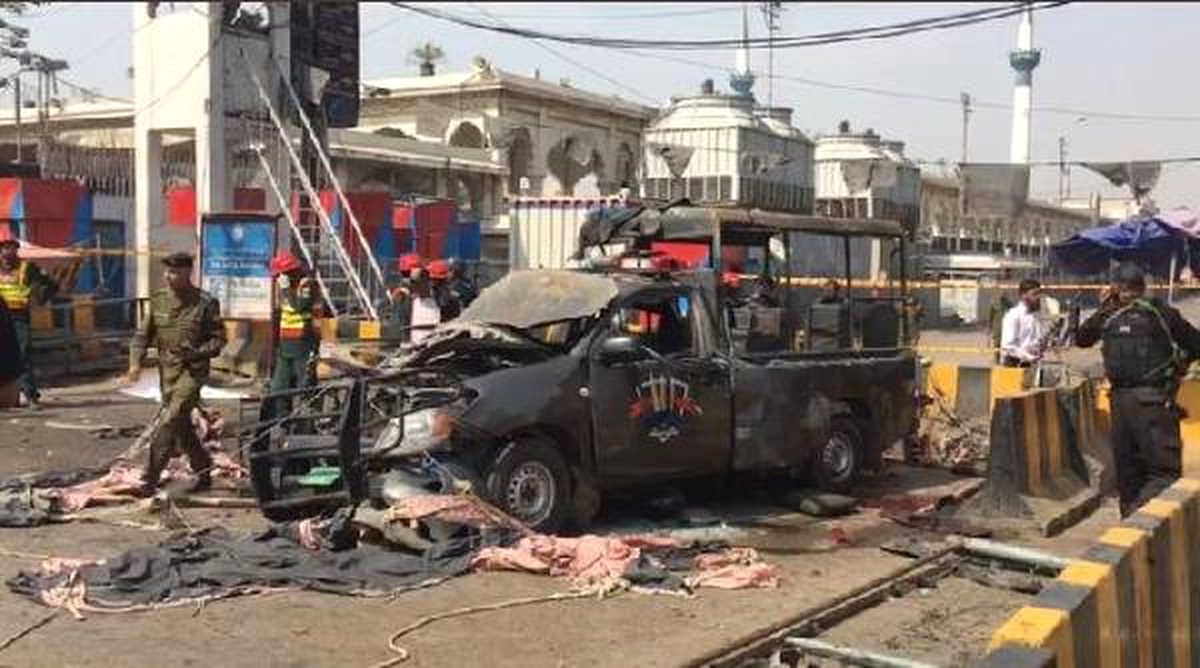 Pakistan\'da Canlı Bomba Saldırısı: 5\'i Polis, 8 Ölü