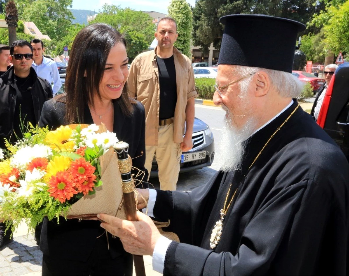 Patrik Bartholomeos İzmir\'de Ayin Yönetti