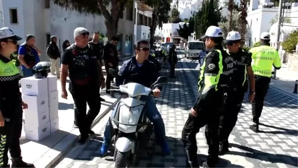 Polis Ceza Kesmek Yerine Kask Dağıttı