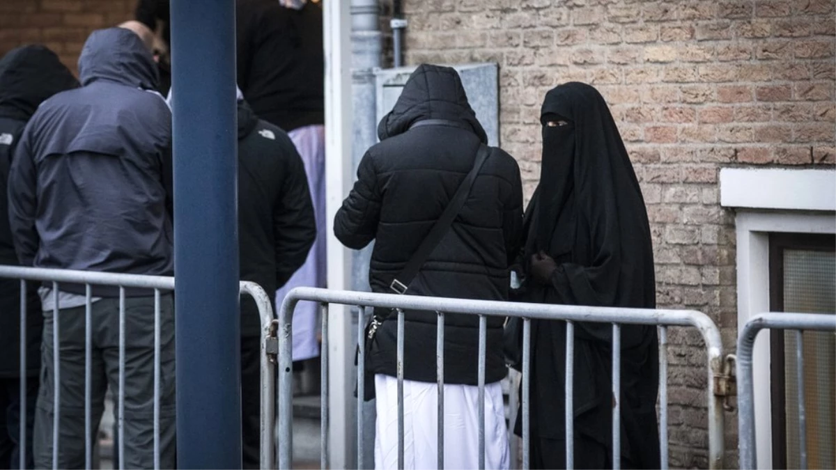 Suriye\'de Işid Militanıyla Evlenip Hollanda\'ya Dönen Kadın, Tepki Görünce Evini Boşalttı
