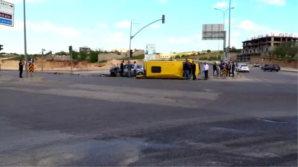 Trafik Kazası: 14 Yaralı