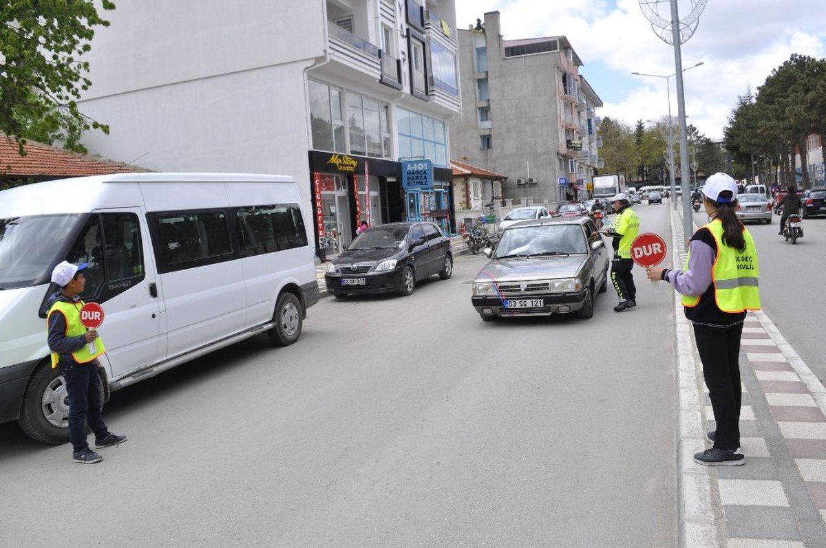 Yol Kontrolü Yapan Öğrenciler Sürücülerden Trafik Kurallarına Uymalarını İstedi