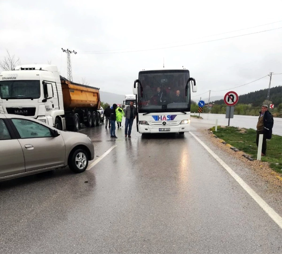 Yolcu Otobüsü ile Otomobil Çarpıştı: 2 Yaralı