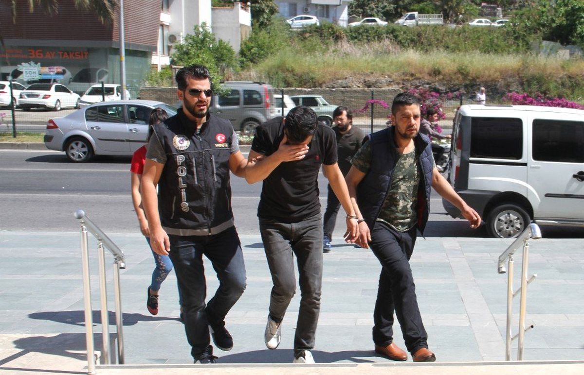 Alanya\'da Şüpheli 2 Araçtan Eroin Çıktı: 4 Gözaltı