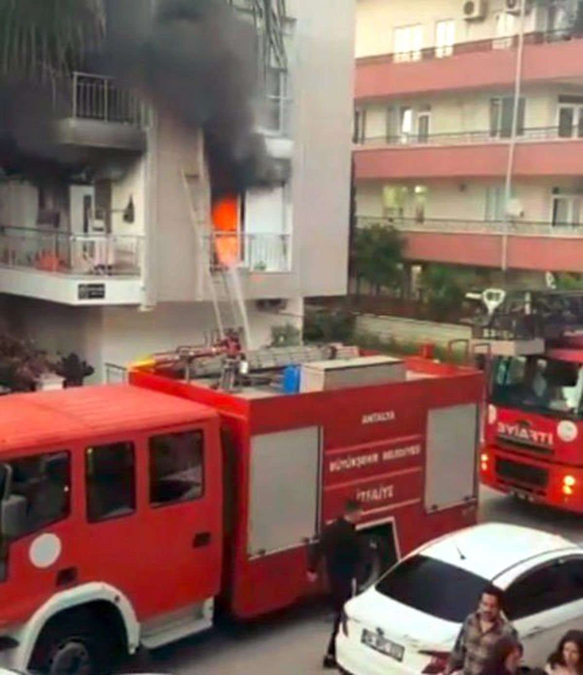 Antalya\'da Yanan Dairede Korkutan Patlama