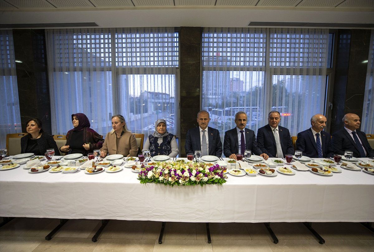 Bakan Turhan Kgm\'nin İftarına Katıldı