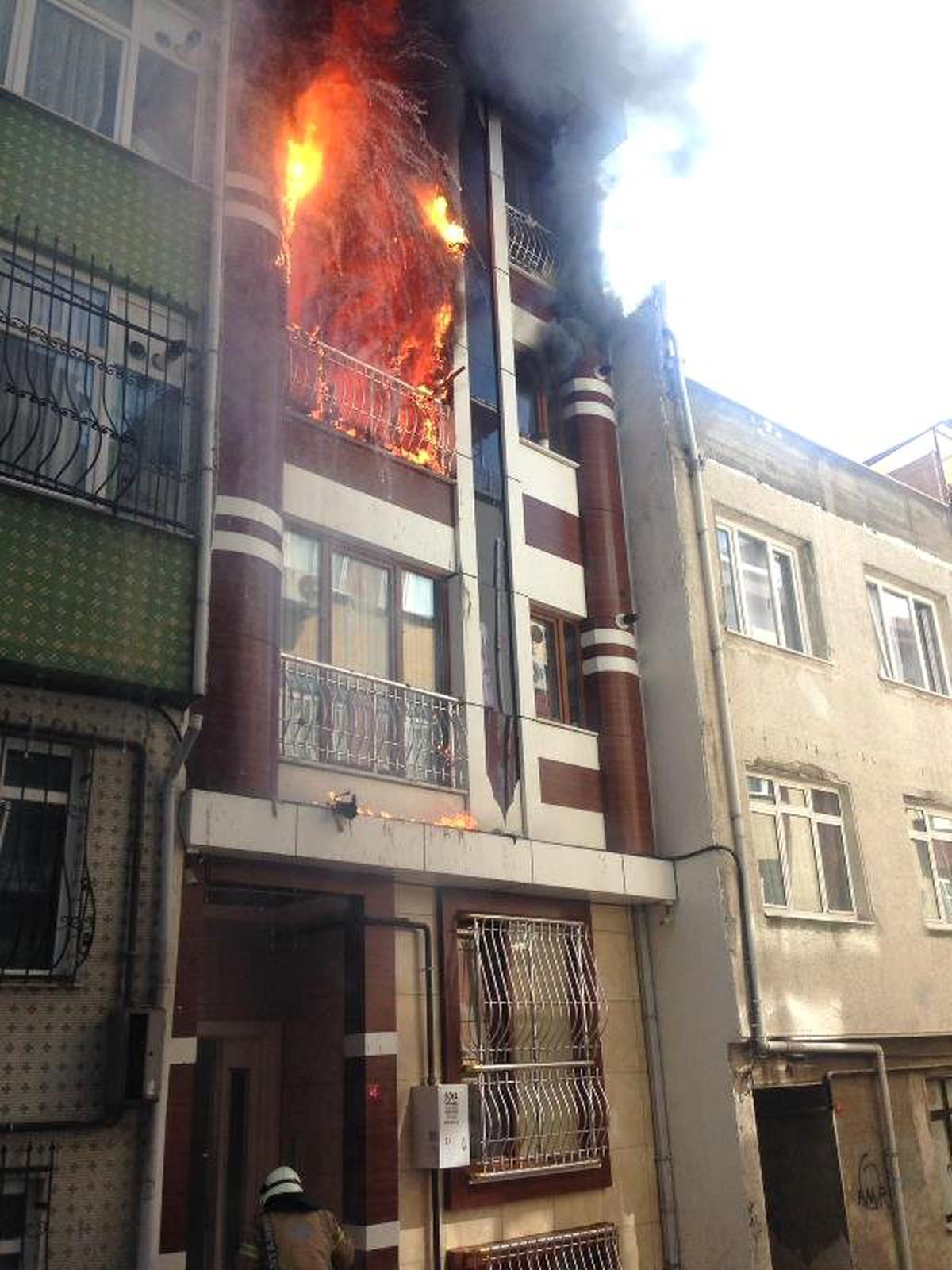 Bayrampaşa\'da İki Daire Alev Alev Yandı
