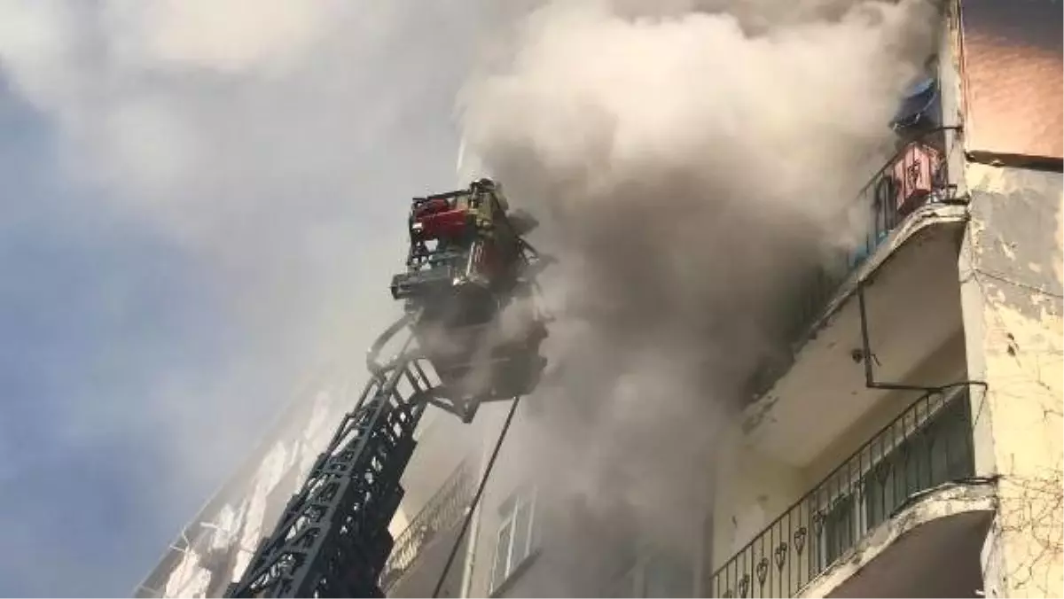 Beyoğlu\'nda Yangını Gözyaşları İçinde İzledi