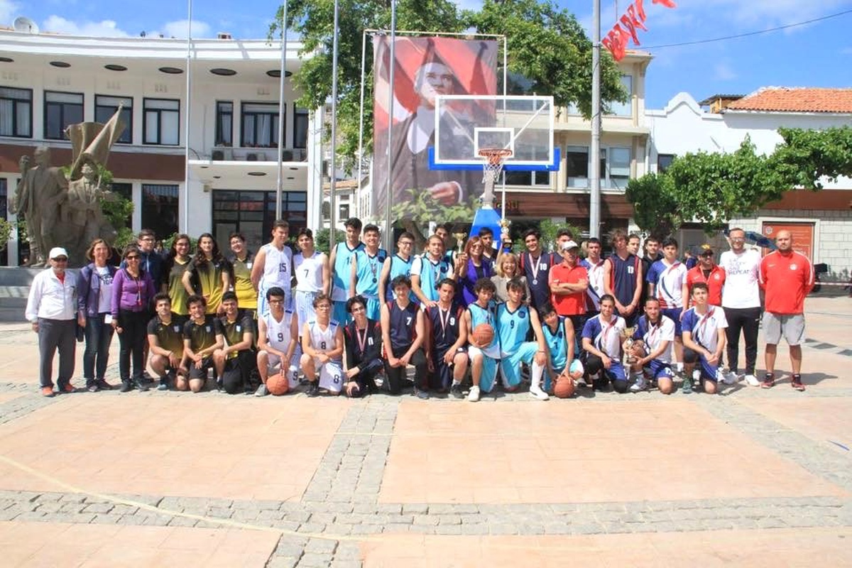 Çeşme\'de Sokak Basketbolu Etkinliği