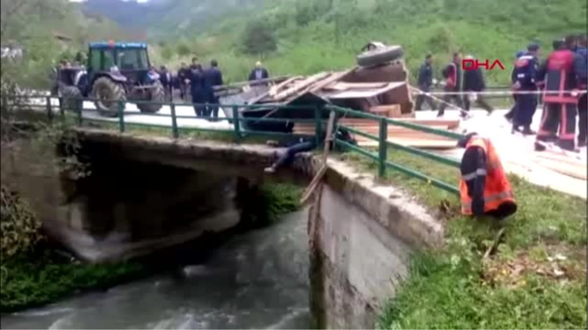 Düzce Köprüden Geçen Traktör Devrildi: 1 Ölü, 2 Yaralı