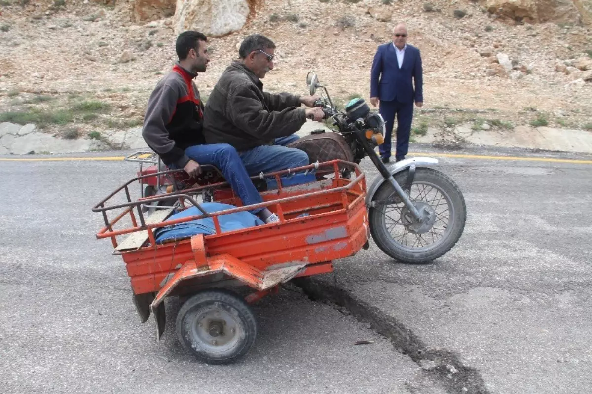 Elazığ\'da 15 Köyü Merkeze Bağlayan Yol Ortadan Yarıldı