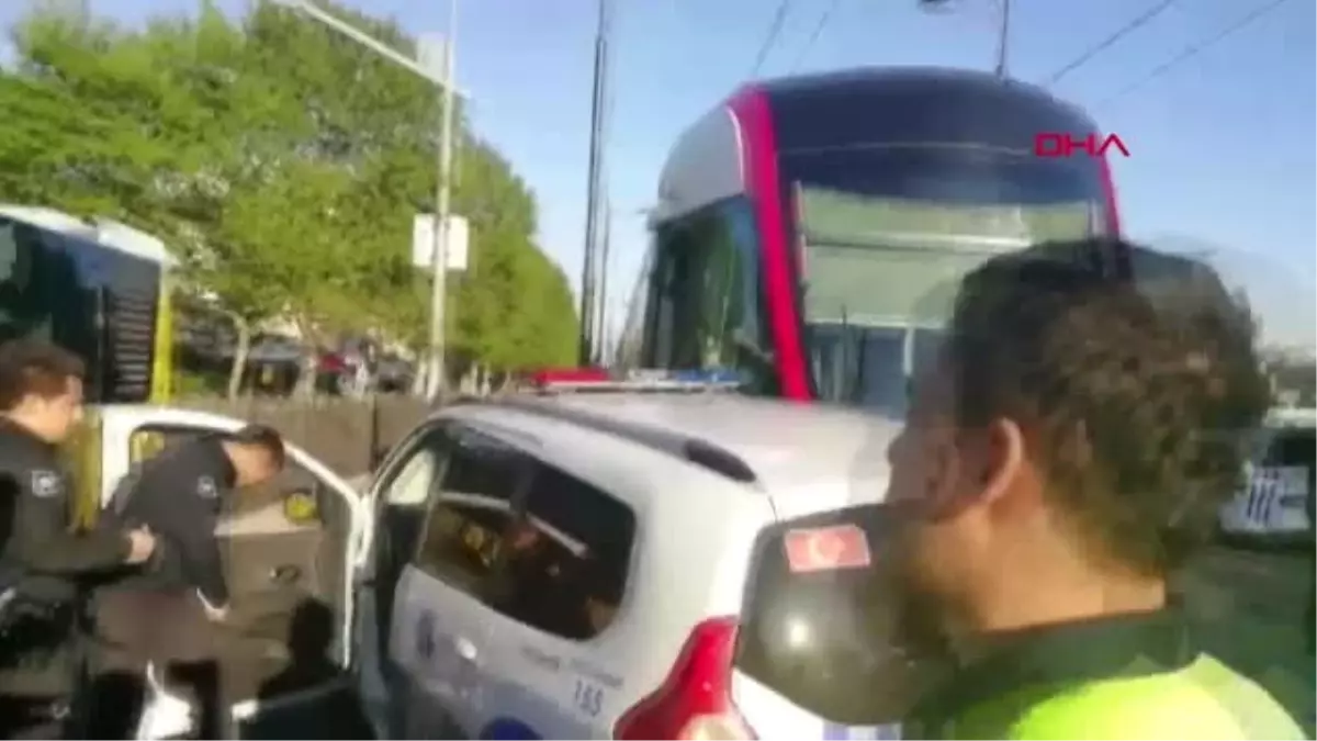 Fatih\'te Bir Polis Aracı ile Tramvay Çarpıştı