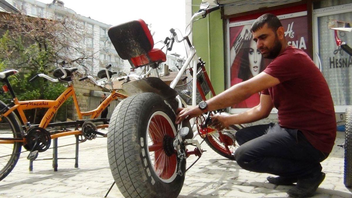 Hurda Malzemelerden Bisiklet Yaptı, Otomobil Tekerleği Taktı