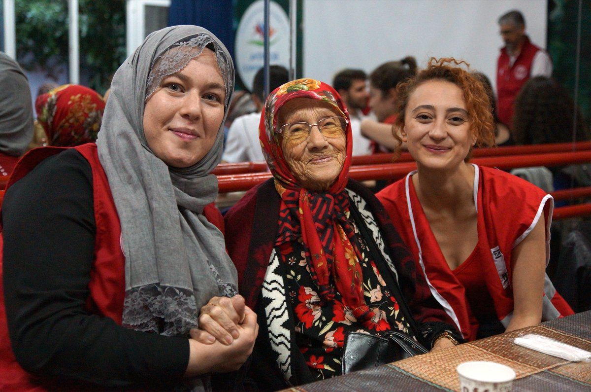 Huzurevi Sakinleriyle Gençler İftarda Buluştu