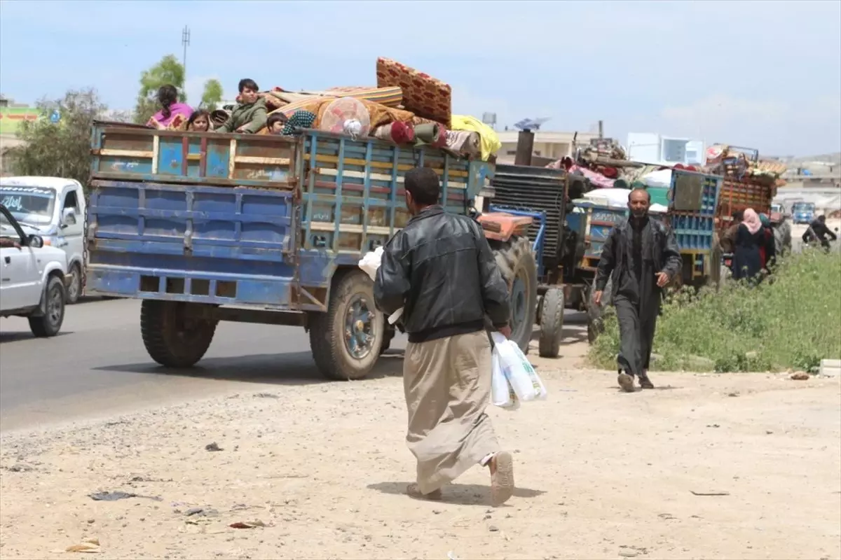 İdlib\'deki Saldırılardan Kaçanlara İftar Paketi
