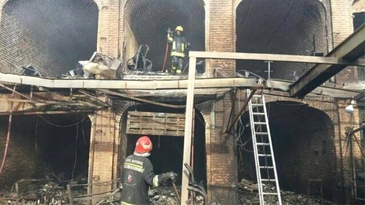İran\'ın Tarihi Kapalı Çarşısında Yangın Çıktı