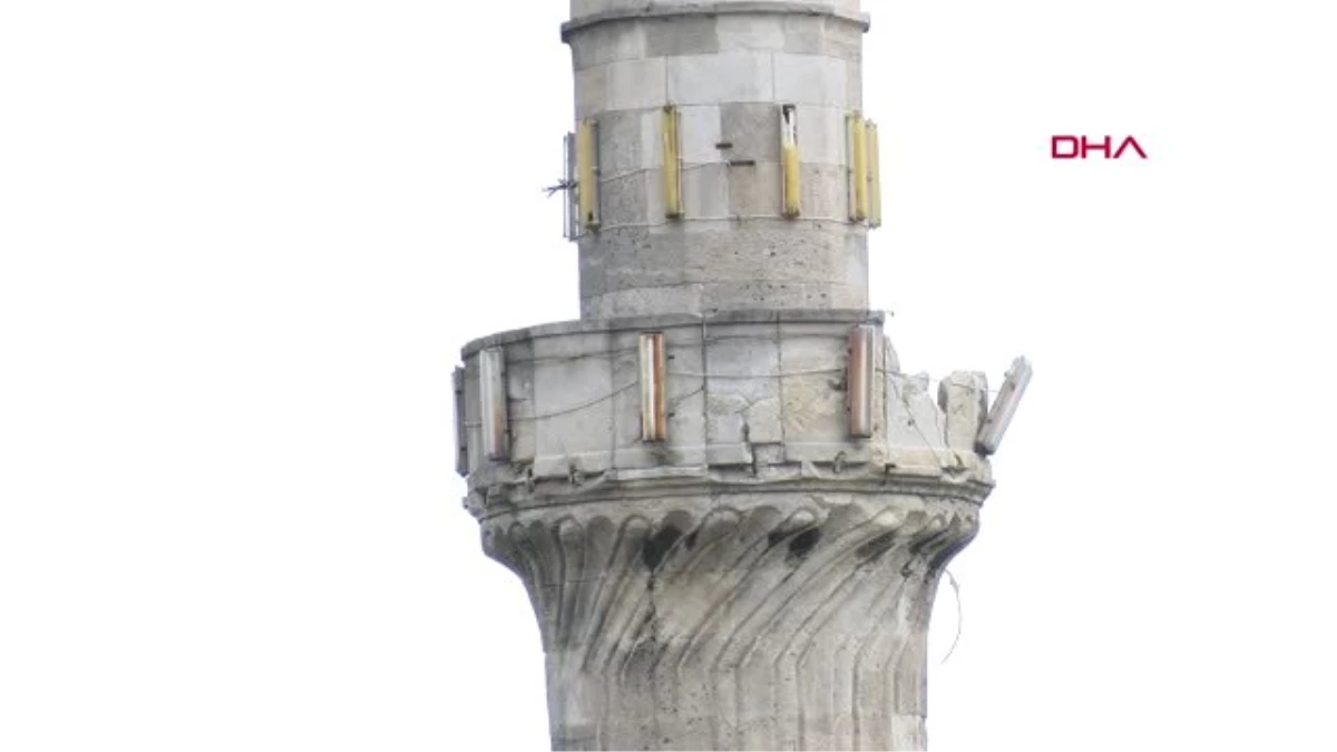İstanbul-Fatih\'te Defineciler 500 Yıllık Camide Kazılmadık Yer Bırakmadı