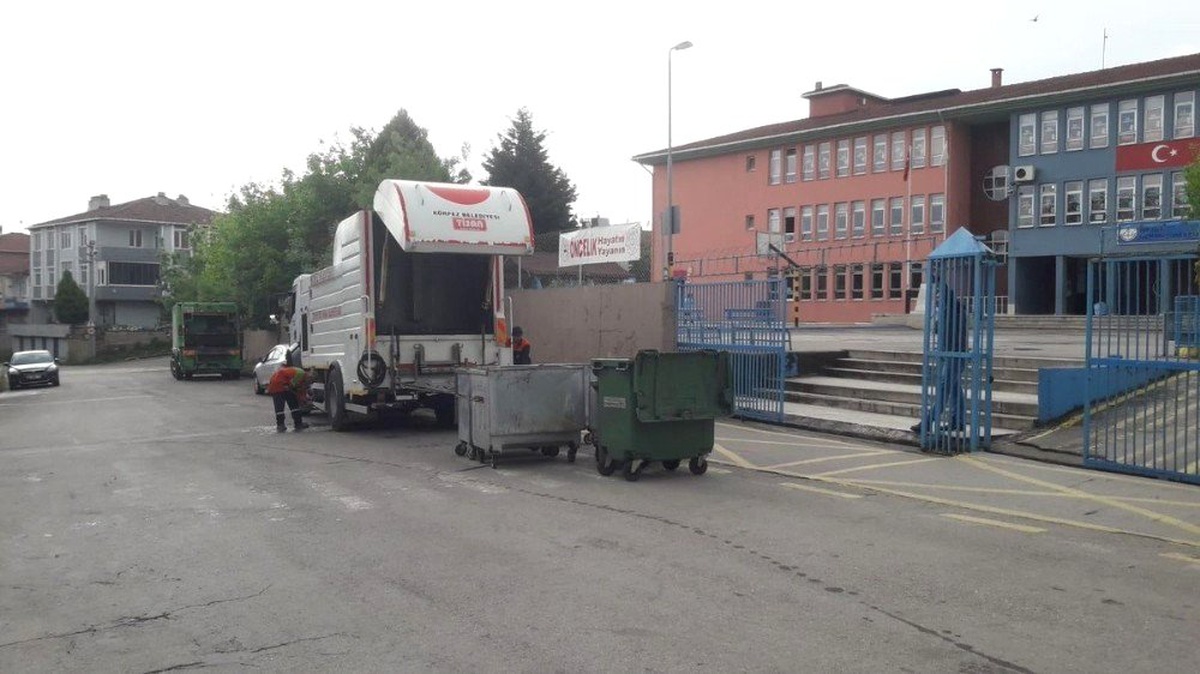 Körfez\'de Çöp Konteynerleri Sürekli Yıkanıyor