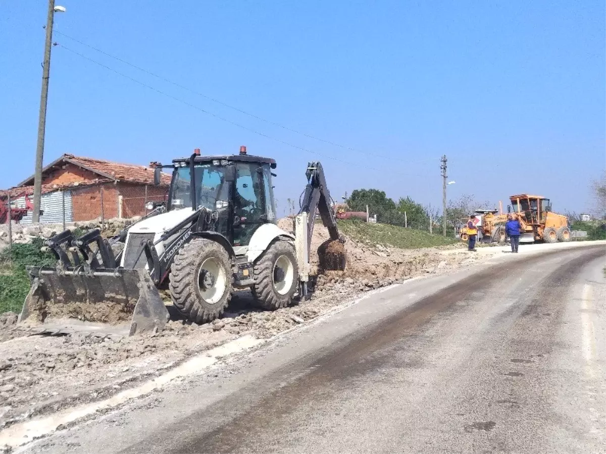 Lapseki\'de Köy Yolları Asfalt Onarım Çalışmaları Yürütülüyor