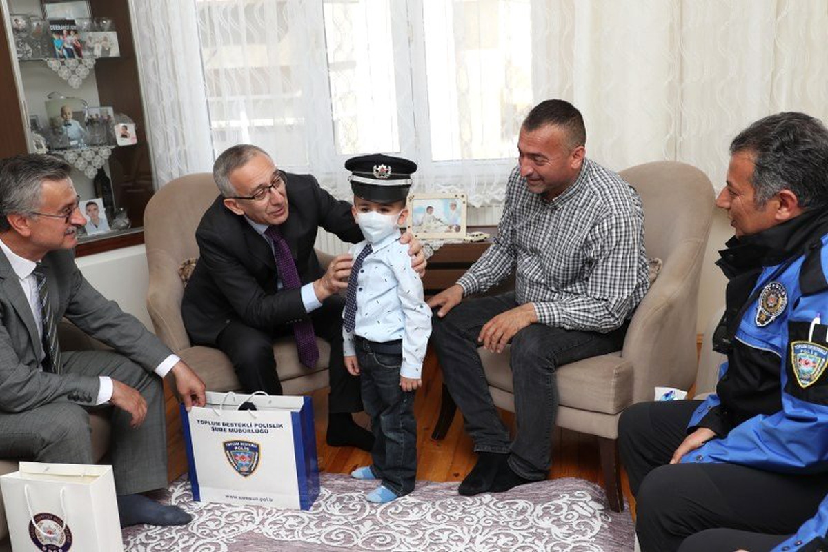 Lösemili Küçük Çınar\'ın Polis Kıyafeti Giyme Hayali Gerçek Oldu
