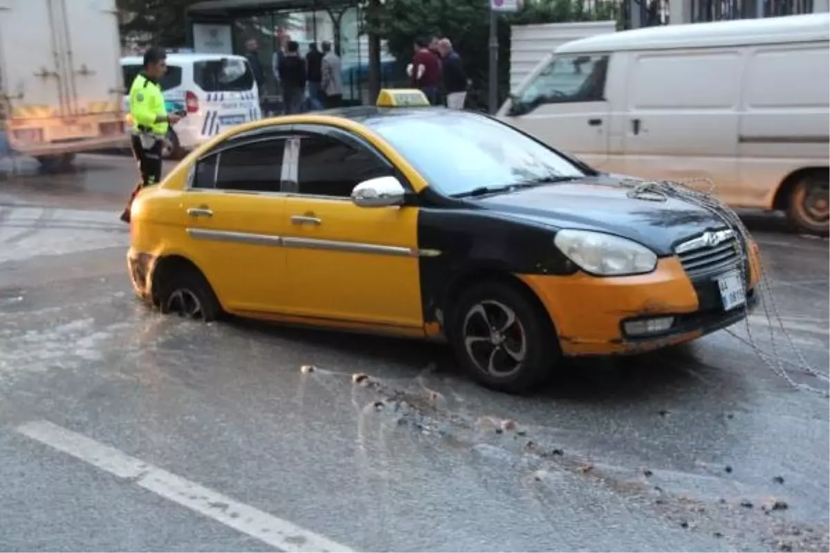 Malatya\'da Yol Çöktü, Taksi Çukura Düştü